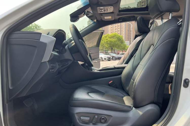 Used Toyota Avalon 2023 2.0L XLE Deluxe Edition Interior 1