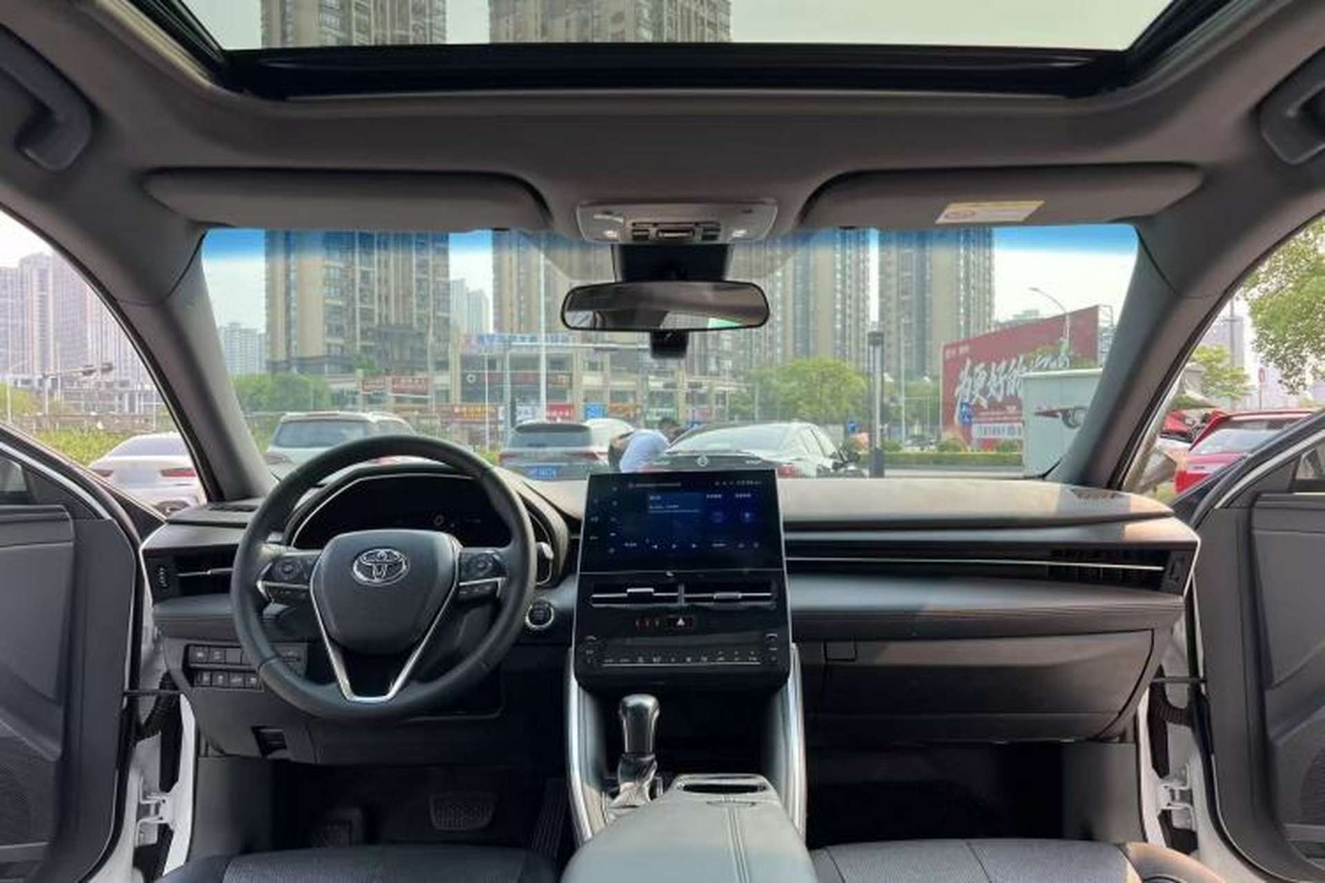 Used Toyota Avalon 2023 2.0L XLE Deluxe Edition Interior 2