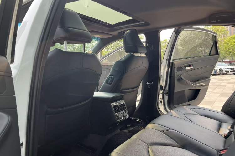 Used Toyota Avalon 2023 2.0L XLE Deluxe Edition Interior 4