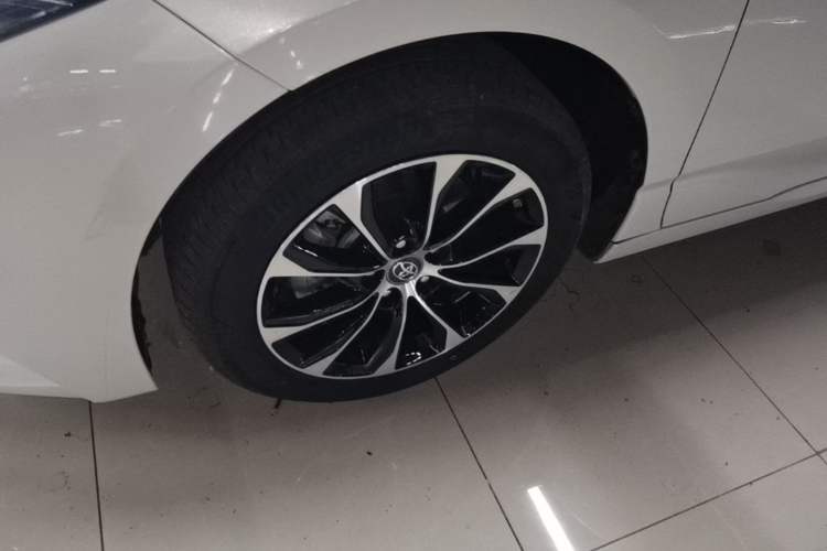 Used Toyota Avalon 2023 2.0L Premium Edition Left Front Wheel Hub