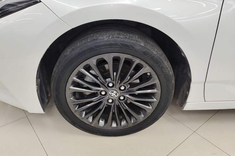 Used Toyota Avalon 2023 2.0L XLE Deluxe Edition Left Front Wheel Hub