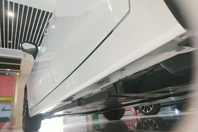 Used Toyota Avalon 2023 2.0L Luxury Edition Left Side Sill