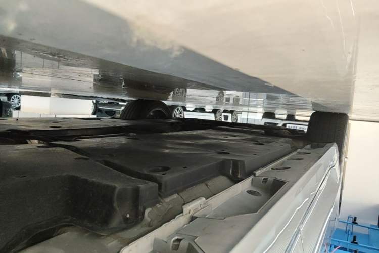 Used Toyota Avalon 2023 Dual-Motor 2.5L XLE Prestige Edition Left Side Sill