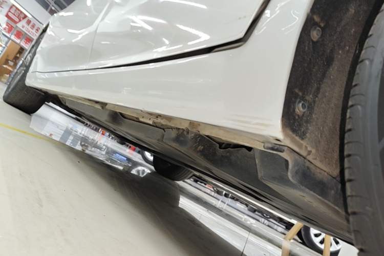 Used Toyota Avalon 2023 2.0L XLE Deluxe Edition Left Side Sill