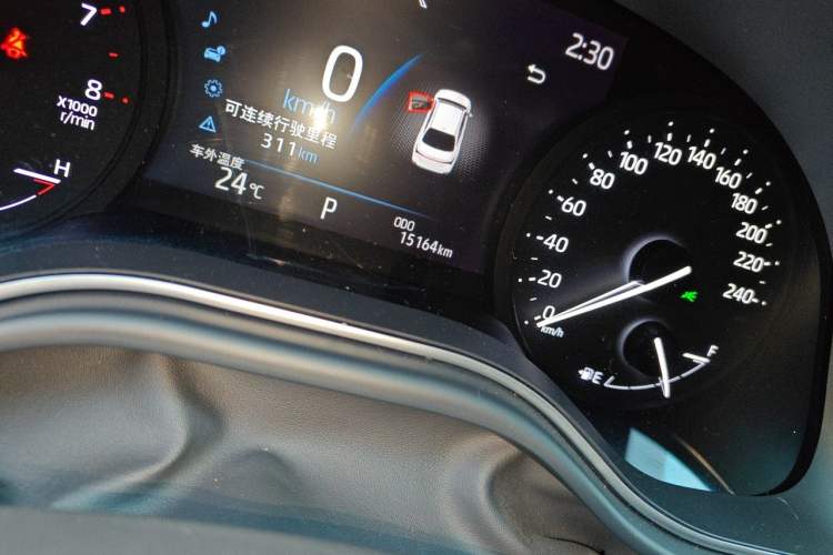 Used Toyota Avalon 2023 2.5L Luxury Edition Odometer Close Up