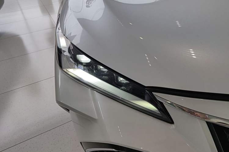 Used Toyota Avalon 2023 2.5L Luxury Edition Right Front Headlight