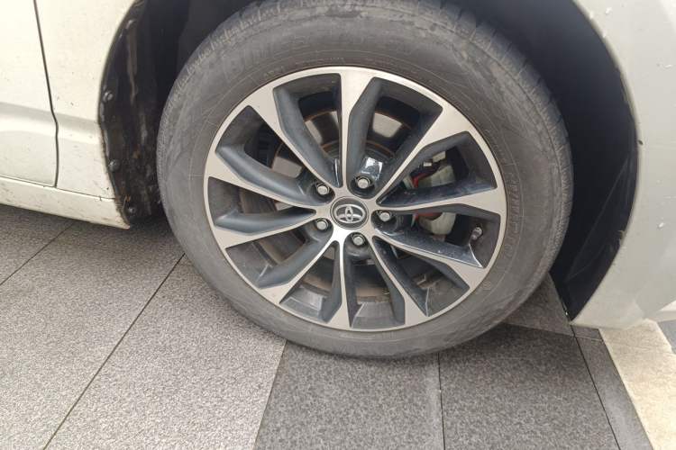 Used Toyota Avalon 2023 2.5L Luxury Edition Right Front Wheel Hub