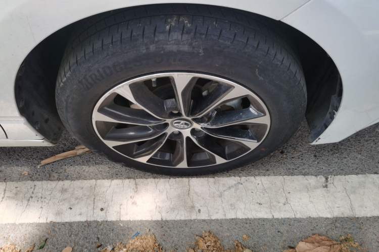 Used Toyota Avalon 2023 2.5L Luxury Edition Right Front Wheel Hub