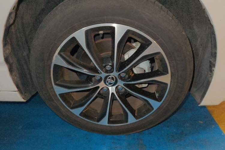Used Toyota Avalon 2023 2.0L Luxury Edition Right Front Wheel Hub