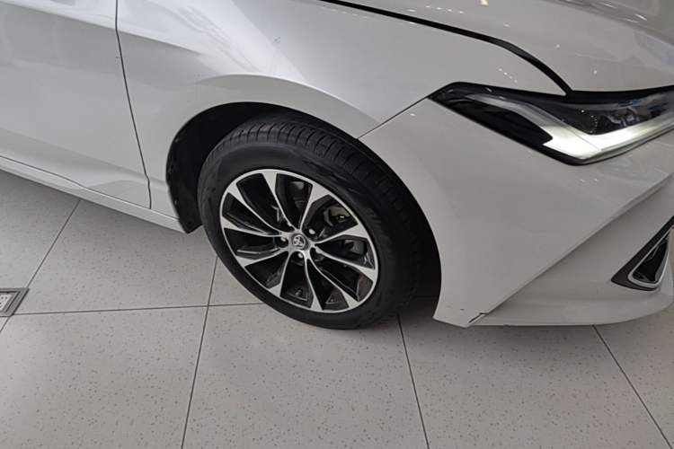 Used Toyota Avalon 2023 2.5L Luxury Edition Right Front Wheel Hub