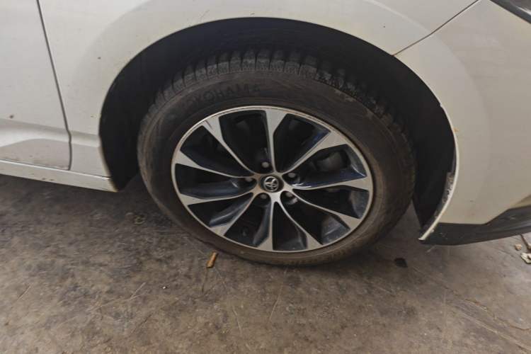 Used Toyota Avalon 2023 2.5L Luxury Edition Right Front Wheel Hub