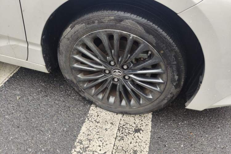 Used Toyota Avalon 2023 2.5L Touring Premium Edition Right Front Wheel Hub
