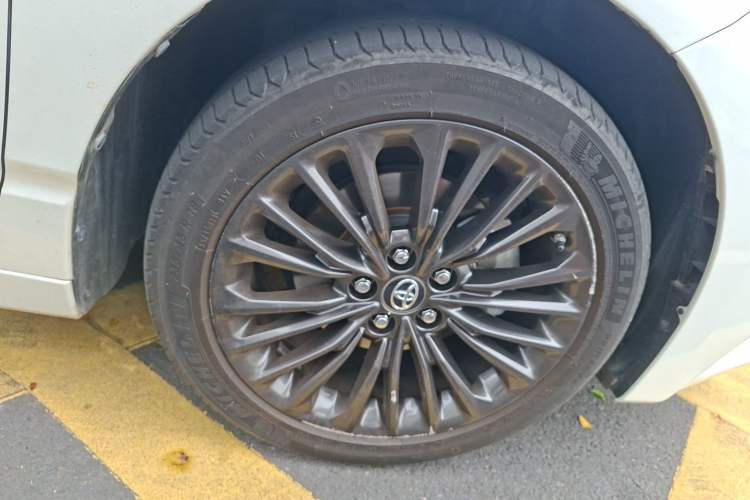Used Toyota Avalon 2023 2.5L Luxury Edition Right Front Wheel Hub