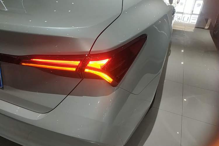 Used Toyota Avalon 2023 2.0L Luxury Edition Right Rear Taillight