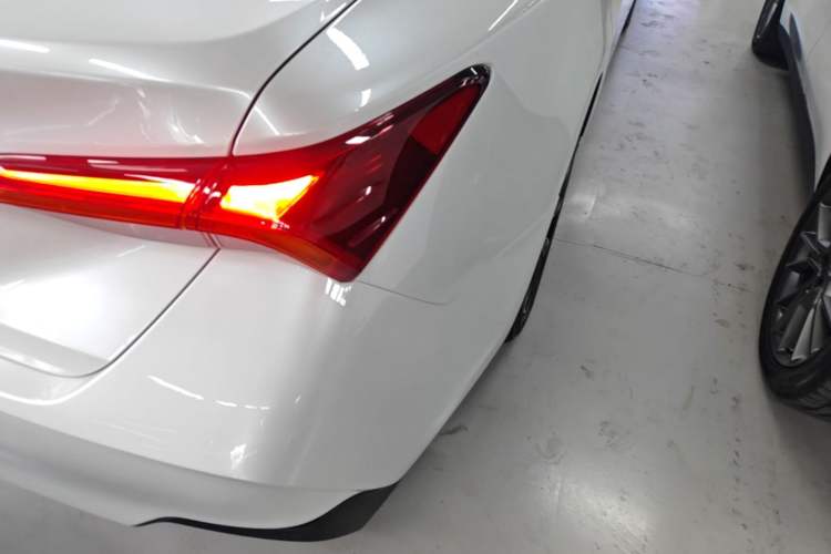 Used Toyota Avalon 2023 2.0L Progressive Edition Right Rear Taillight