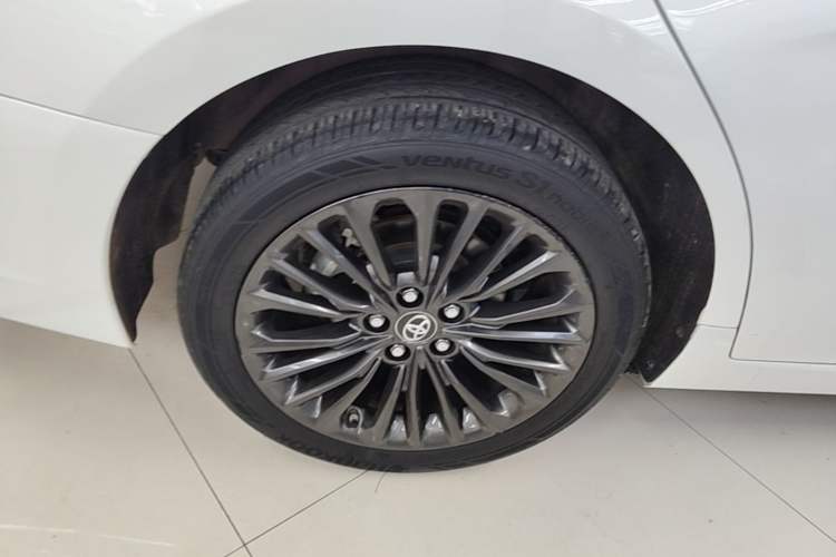 Used Toyota Avalon 2023 2.0L XLE Deluxe Edition Right Rear Wheel Hub