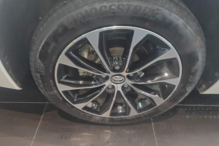Used Toyota Avalon 2023 2.0L Premium Edition Right Rear Wheel Hub