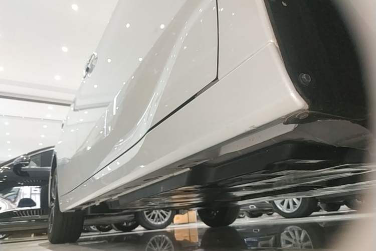 Used Toyota Avalon 2023 2.0L Luxury Edition Right Side Sill