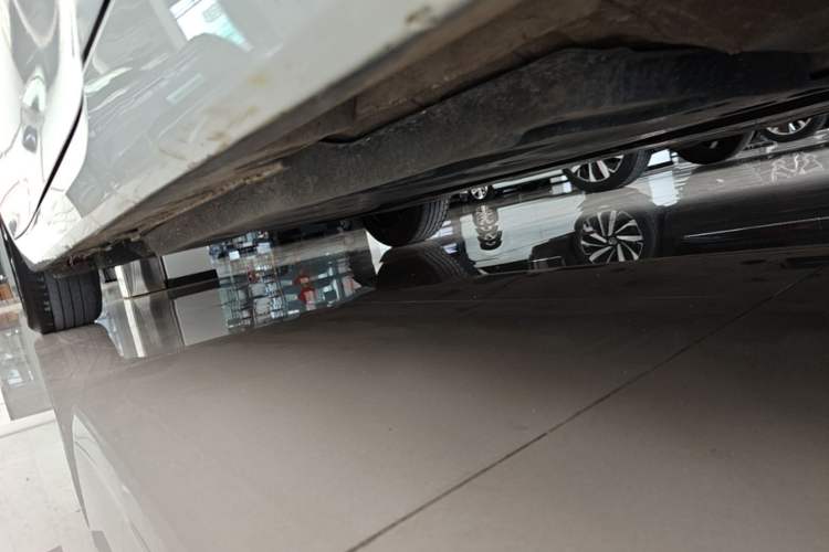 Used Toyota Avalon 2023 2.0L Premium Edition Right Side Sill