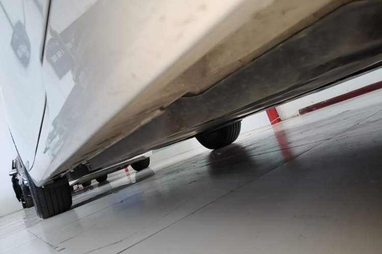 Used Toyota Avalon 2023 2.5L Luxury Edition Right Side Sill