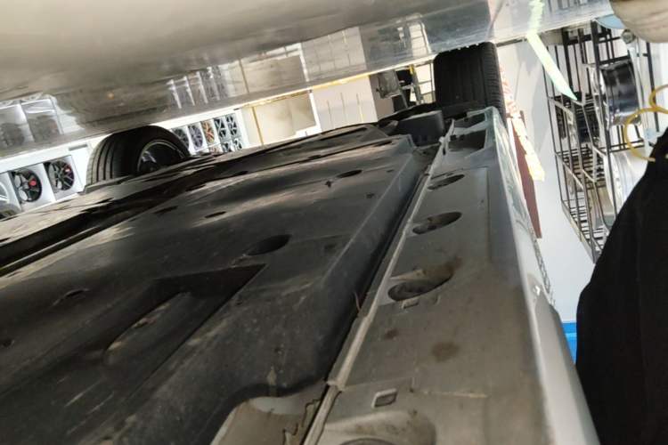 Used Toyota Avalon 2023 Dual-Motor 2.5L XLE Prestige Edition Right Side Sill