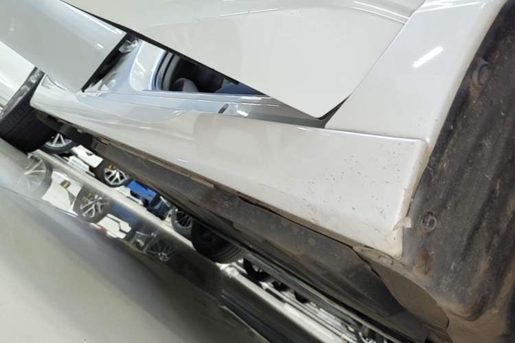 Used Toyota Avalon 2023 2.0L XLE Deluxe Edition Right Side Sill