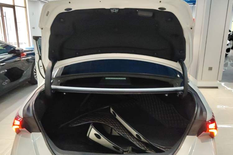 Used Toyota Avalon 2023 Dual-Motor 2.5L XLE Prestige Edition Trunk