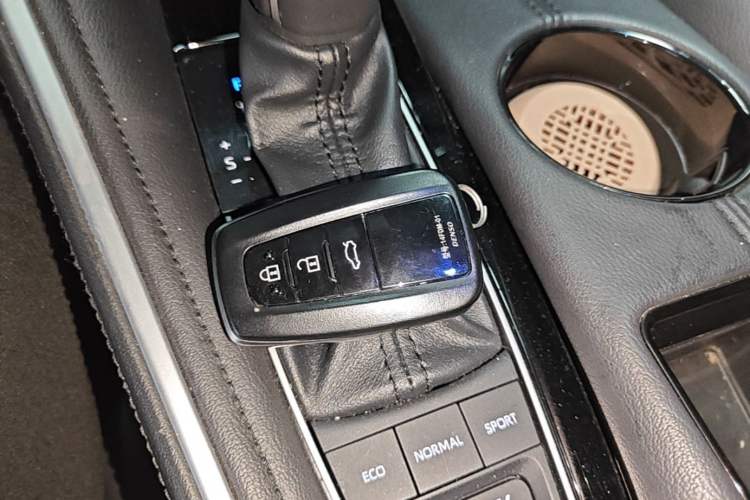Used Toyota Avalon 2023 Dual-Engine 2.5L Luxury Edition Vehicle Key
