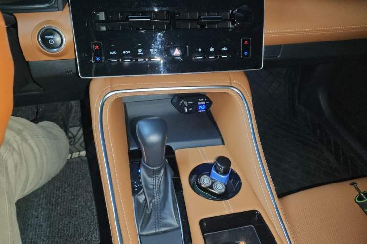 Used Toyota Avalon 2024 Dual-Motor 2.0L Luxury Edition Audio And AC Panel