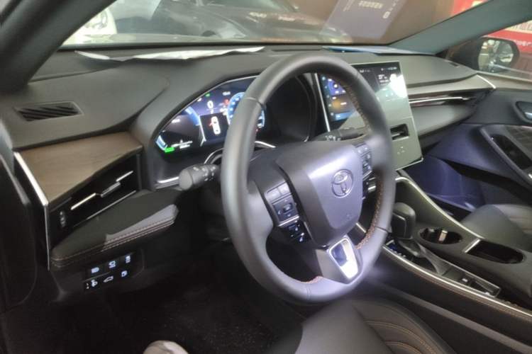 Used Toyota Avalon 2024 Dual-Motor 2.0L Premium Edition Center Console
