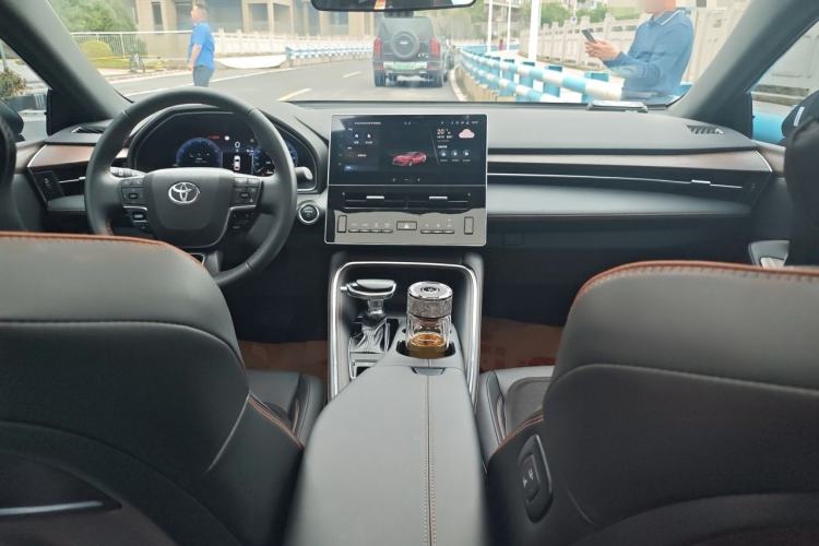 Used Toyota Avalon 2024 Dual-Motor 2.0L Luxury Edition Center Console