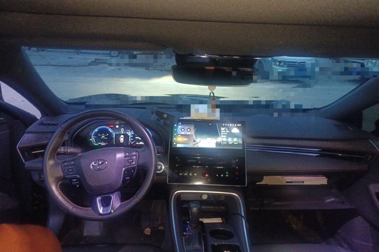 Used Toyota Avalon 2024 Dual-Motor 2.0L Premium Edition Center Console