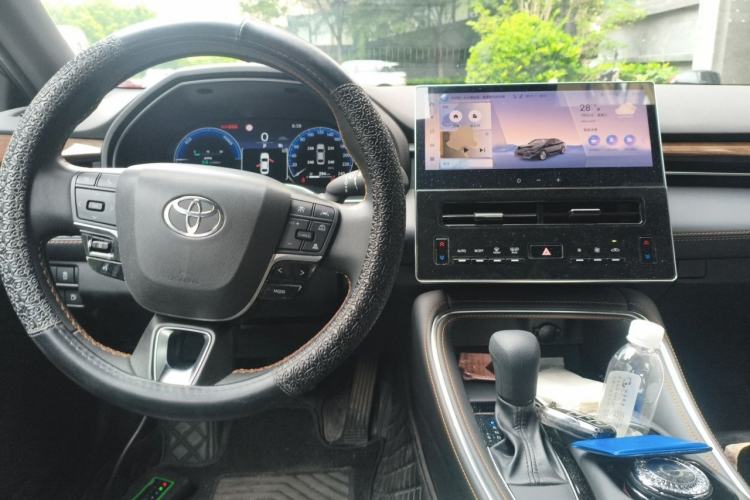 Used Toyota Avalon 2024 Dual-Motor 2.0L Luxury Edition Center Console