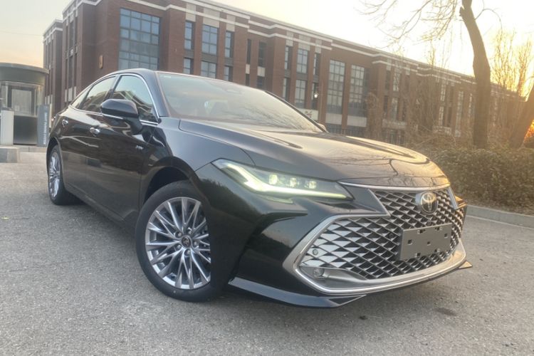 Used Toyota Avalon 2024 Dual-Engine 2.5L XLE Premium Edition Exterior 2