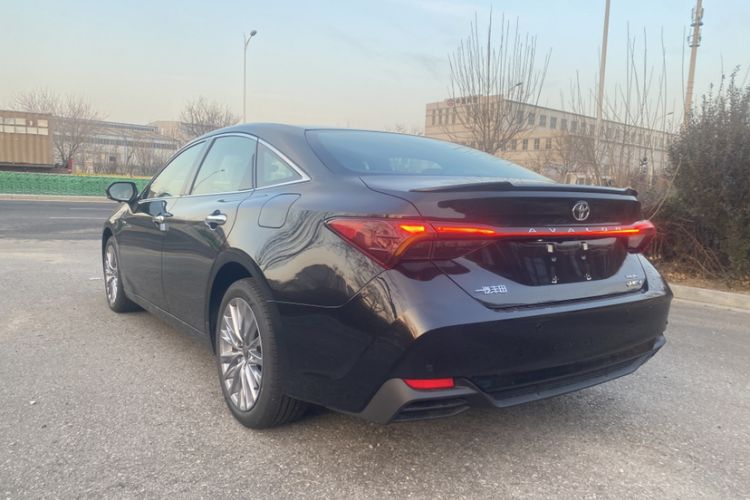 Used Toyota Avalon 2024 Dual-Engine 2.5L XLE Premium Edition Exterior 4