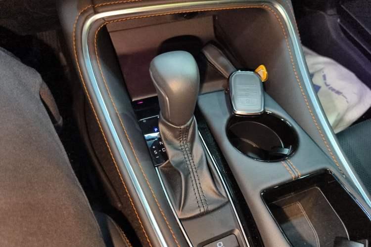 Used Toyota Avalon 2024 Dual-Motor 2.0L Premium Edition Gear Lever