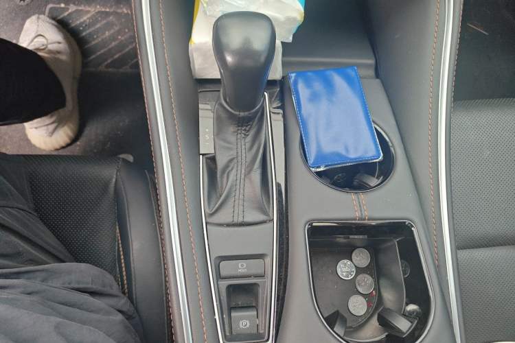 Used Toyota Avalon 2024 Dual-Engine 2.5L XLE Premium Edition Gear Lever