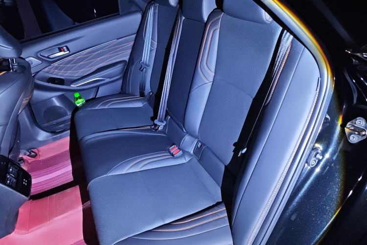 Used Toyota Avalon 2024 Dual-Engine 2.5L XLE Premium Edition Interior 4
