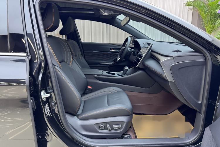 Used Toyota Avalon 2024 Dual-Engine 2.5L XLE Premium Edition Interior 4