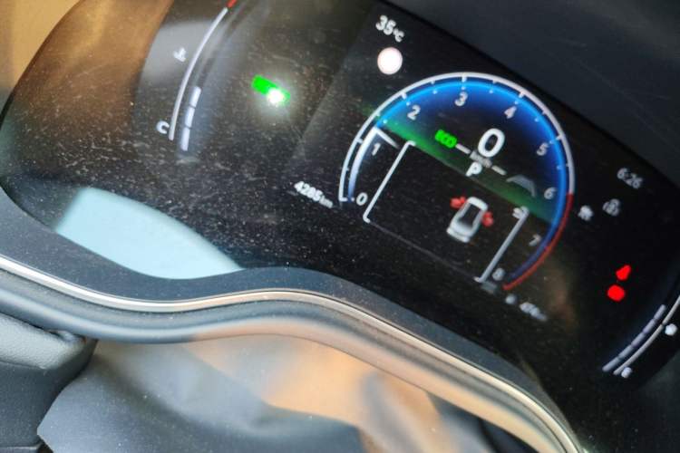 Used Toyota Avalon 2024 Dual-Motor 2.0L Premium Edition Odometer Close Up