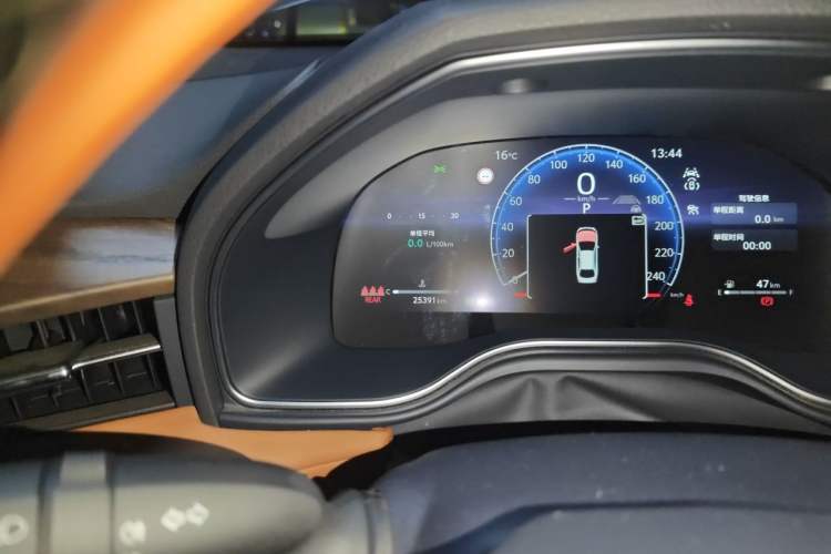 Used Toyota Avalon 2024 Dual-Motor 2.0L Luxury Edition Odometer Close Up