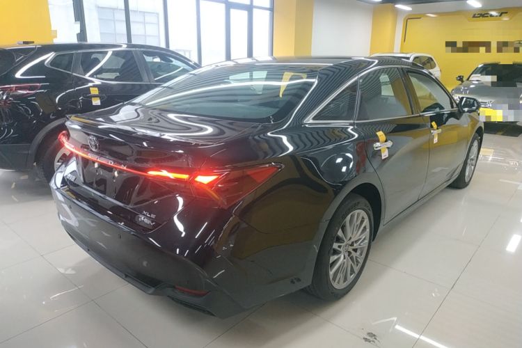 Used Toyota Avalon 2024 Dual-Engine 2.5L XLE Premium Edition Rear Right 45 Deg