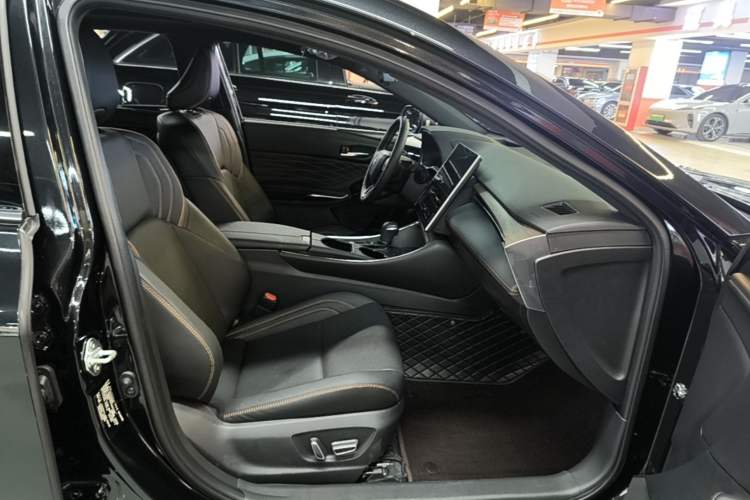 Used Toyota Avalon 2024 Dual-Motor 2.0L Luxury Edition Right Front Seat