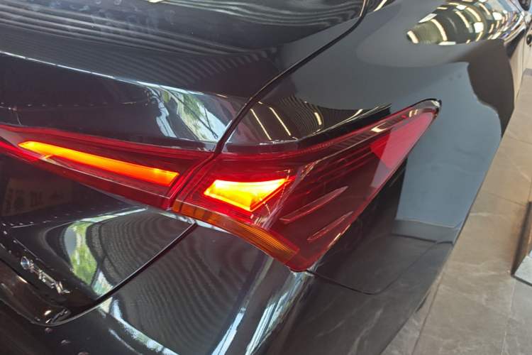 Used Toyota Avalon 2024 Dual-Motor 2.0L Premium Edition Right Rear Taillight