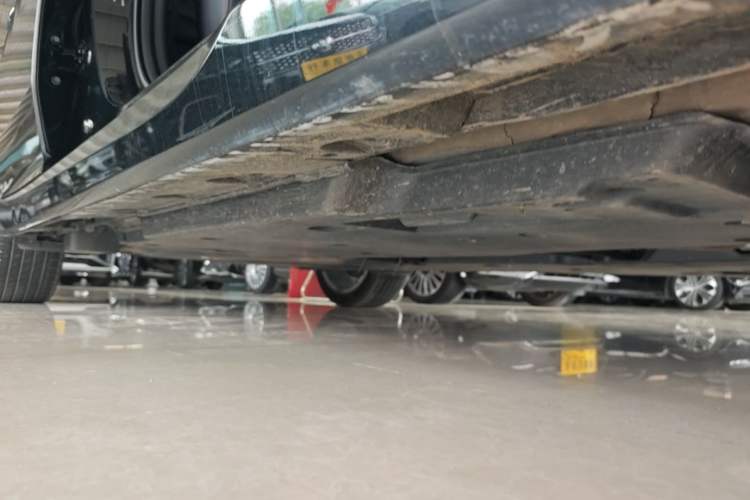 Used Toyota Avalon 2024 Dual-Motor 2.0L Luxury Edition Right Side Sill