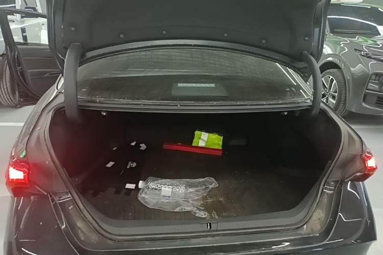 Used Toyota Avalon 2024 Dual-Motor 2.0L Luxury Edition Trunk