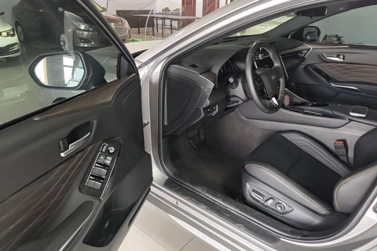 Used Toyota Avalon 2024 Dual-Motor 2.0L Luxury Edition Driver Seat