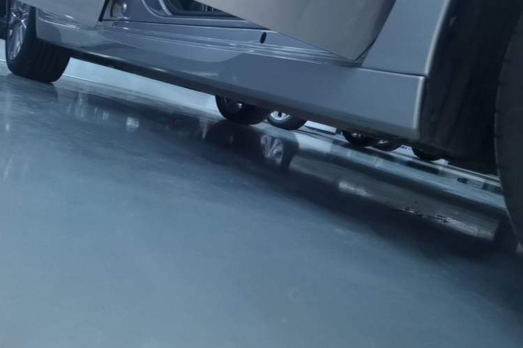 Used Toyota Avalon 2024 Dual-Motor 2.0L Luxury Edition Right Side Sill