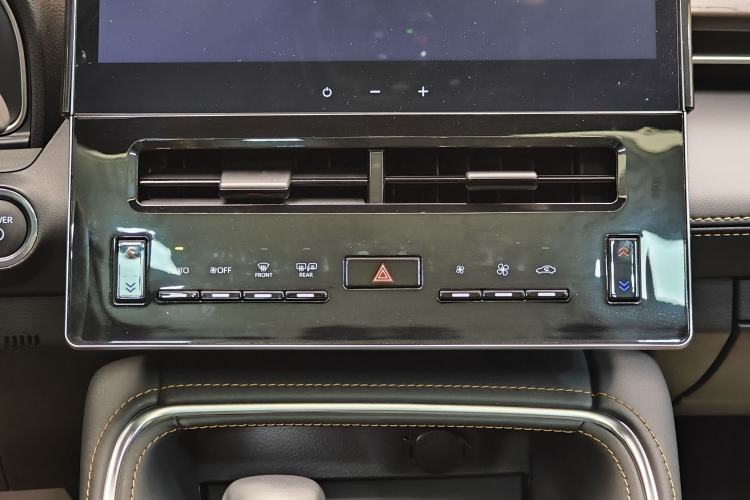 Used Toyota Avalon 2024 Dual-Motor 2.0L Luxury Edition Audio And AC Panel