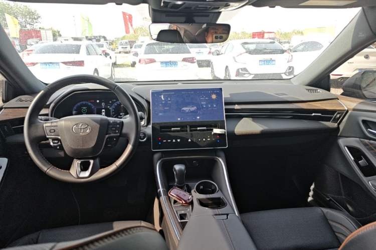 Used Toyota Avalon 2024 Dual-Engine 2.5L XLE Premium Edition Center Console